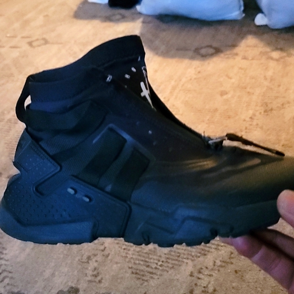 NIKE HUARACHE GRIPP TRIPLE BLACK SHOE SIZE 10